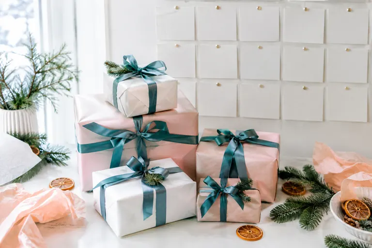 Paquets cadeaux roses et blancs préparés pour un temps fort commercial saisonnier